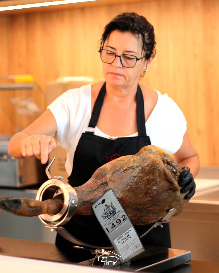 Isabel cortando jamón